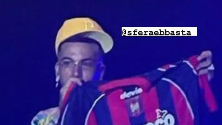 Crotone, Sfera Ebbasta mostra maglia in concerto. Il club: “Un supertifoso in più” - immagine 1