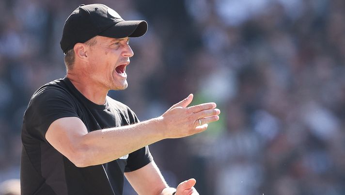 HAMBURG, GERMANY - AUGUST 16: Head coach Alexander Blessin of FC St. Pauli 1910 reacts during the DFB Cup match between FC Eintracht Norderstedt 03 and FC St. Pauli 1910 at Millerntor Stadium on August 16, 2025 in Hamburg, Germany. (Photo by Ronny Hartmann/Getty Images) Odense-Sonderjyske, streaming live e diretta tv: dove vedere la partita gratis - immagine 1