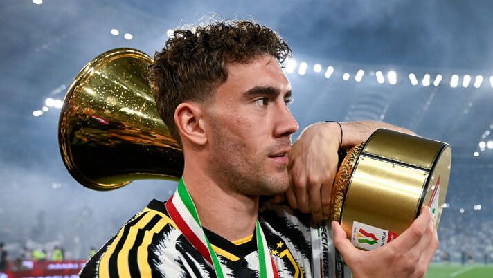 ROME, ITALY - MAY 15: Dusan Vlahovic of Juventus celebrates the victory with the trophy after the Coppa Italia final match between Atalanta BC and Juventus FC at Olimpico Stadium on May 15, 2024 in Rome, Italy. (Photo by Daniele Badolato - Juventus FC/Juventus FC via Getty Images) Vlahovic saluta la stagione: “Portiamo la nostra squadra verso un futuro vincente” - immagine 1