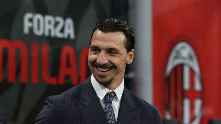 MILAN, ITALY - OCTOBER 19: Zlatan Ibrahimovic Senior Advisor of AC Milan smiles during the Serie A match between AC Milan and ACF Fiorentina at Giuseppe Meazza Stadium on October 19, 2025 in Milan, Italy. (Photo by Claudio Villa/AC Milan via Getty Images) Aronica: “Ibrahimovic? Mi rifilò quello schiaffone quando era al Milan. Per fermarlo…” - immagine 1