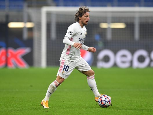 Modric a San Siro, nella sua ultima partita a Milano, contro l'Inter, nel 2020. (Foto di Valerio Pennicino/Getty Images) Luka Modric, rinviate le visite mediche con il Milan: ecco il motivo- immagine 2