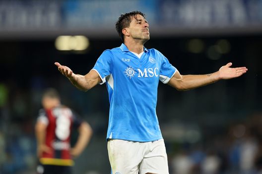 NAPLES, ITALY - AUGUST 25: Giovanni Simeone of SSC Napoli celebrates after scoring his side's third goal during the Serie match between Napoli and Bologna at Stadio Diego Armando Maradona on August 25, 2024 in Naples, Italy. (Photo by Francesco Pecoraro/Getty Images)