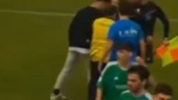 Spagna, entra in campo e colpisce l’arbitro con una testata: arriva la maxi squalifica