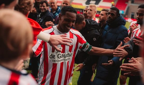 L'organico dello Sparta Rotterdam omaggia Jonathan De Guzman (e la sua carriera) col cosiddetto 'pasillo de honor' (vs Excelsior; Eredivisie, 17 maggio)
