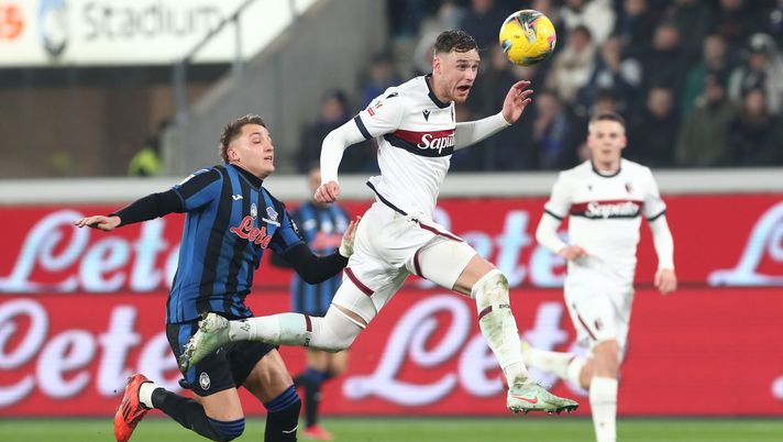 BERGAMO, ITALY - FEBRUARY 04: Sam Beukema of Bologna FC competes for the ball with Mateo Retegui of Atalanta BC during the Coppa Italia, Quarter Final match between Atalanta BC and Bologna FC at Gewiss Stadium on February 04, 2025 in Bergamo, Italy. (Photo by Marco Luzzani/Getty Images) Cor Sport – Instancabile Beukema, ha superato Freuler… - immagine 1