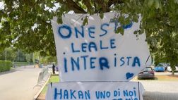 VIDEO / Inter, fuori da Appiano spunta uno striscione per Calhanoglu