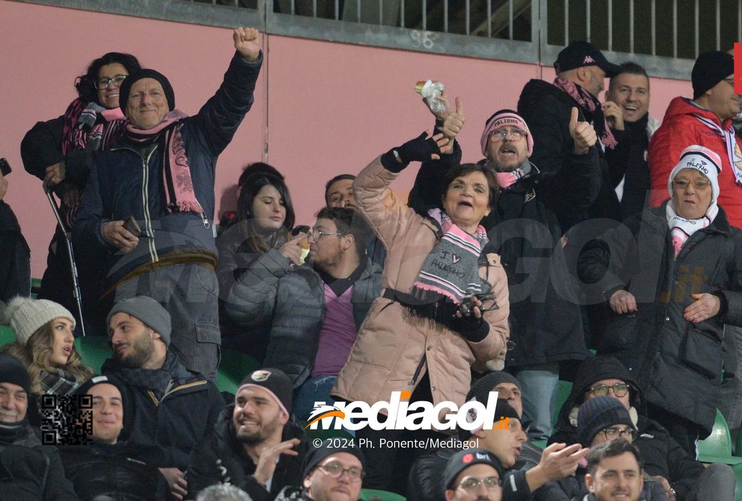 FOTOTIFO Palermo-Bari 3-0, gli scatti ai tifosi al “Renzo Barbera” (GALLERY) - immagine 16