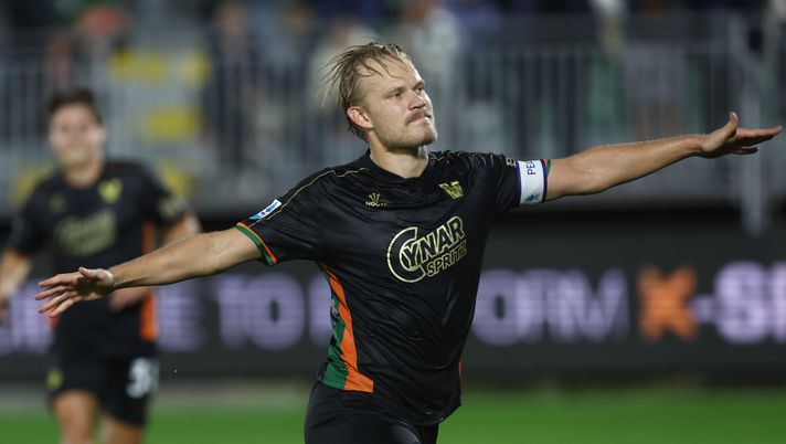 VENICE, ITALY - OCTOBER 30: Joel Pohjanpalo of Venezia celebrates after scoring his team's third and winning goal during the Serie A match between Venezia and Udinese at Stadio Pier Luigi Penzo on October 30, 2024 in Venice, Italy. (Photo by Maurizio Lagana/Getty Images) Palermo, imminente l’arrivo di Pohjanpalo. L’indizio social: “birretta, chi c’è?” - immagine 1