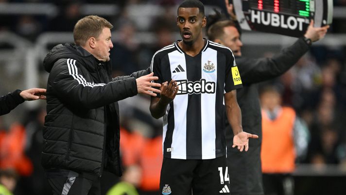 NEWCASTLE UPON TYNE, ENGLAND - DECEMBER 14: Eddie Howe, Manager of Newcastle United, gives Alexander Isak instructionsduring the Premier League match between Newcastle United FC and Leicester City FC at St James' Park on December 14, 2024 in Newcastle upon Tyne, England. (Photo by Stu Forster/Getty Images) Isak Newcastle