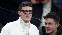 Inter, Pavard scatenato accanto alla panchina: canta anche i cori coi tifosi