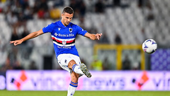 LA SPEZIA, ITALY - SEPTEMBER 17: Valerio Verre of Sampdoria is seen in action during the Serie A match between Spezia Calcio and UC Sampdoria at Stadio Alberto Picco on September 17, 2022 in La Spezia, Italy. (Photo by Simone Arveda/Getty Images) Roma, torna virale lo sfogo di un tifoso: “26€ per Verre”. Cosa ha fatto il Palermo - immagine 1