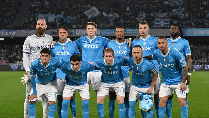NAPLES, ITALY - APRIL 06: SSC Napoli team pose before the Serie A match between SSC Napoli and AC Milan at Stadio Diego Armando Maradona on April 06, 2026 in Naples, Italy. (Photo by Francesco Pecoraro/Getty Images) Serie A, la classifica: il Napoli sorpassa il Milan e vola al secondo posto LA FOTO - immagine 1