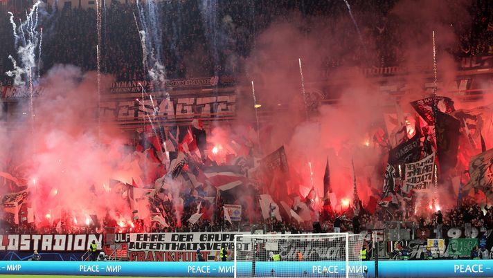 FRANKFURT AM MAIN, GERMANY - FEBRUARY 21: Eintracht Frankfurt fans show their support with banners and flares prior to the UEFA Champions League round of 16 leg one match between Eintracht Frankfurt and SSC Napoli at Deutsche Bank Park on February 21, 2023 in Frankfurt am Main, Germany. (Photo by Christian Kaspar-Bartke/Getty Images) Eintracht, condannati due tifosi per devastazione a Napoli: i dettagli - immagine 1