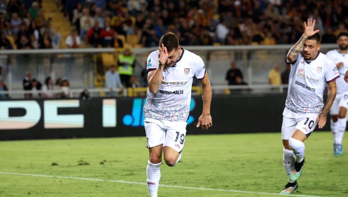 LECCE, ITALY - SEPTEMBER 19: Andrea Belotti of Cagliari celebrates after scoring his team's second goal goal during the Serie A match between US Lecce and Cagliari Calcio at Stadio Via del Mare on September 19, 2025 in Lecce, Italy. (Photo by Maurizio Lagana/Getty Images) Serie A, Lecce-Cagliari 1-2: la doppietta di Belotti regala la vittoria ai rossoblù - immagine 1