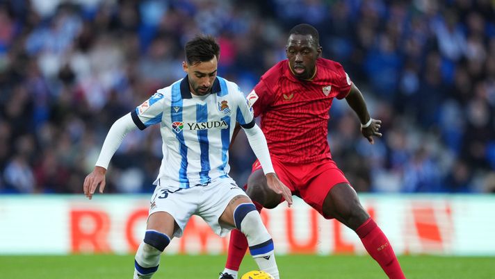 SAN SEBASTIAN, SPAIN - NOVEMBER 26: Brais Mendez of Real Sociedad controls the ball under pressure from Boubakary Soumare of Sevilla FC during the LaLiga EA Sports match between Real Sociedad and Sevilla FC at Reale Arena on November 26, 2023 in San Sebastian, Spain. (Photo by Juan Manuel Serrano Arce/Getty Images) Da Milano – Soumaré al Napoli, avviate le trattative con il Leicester: la situazione - immagine 1