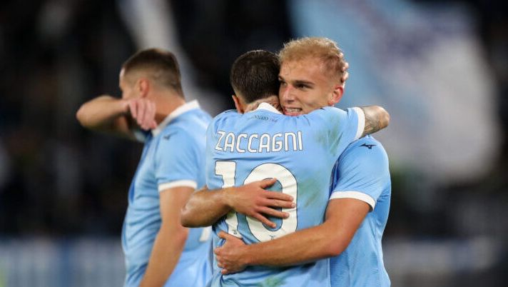 ROME, ITALY - NOVEMBER 03: Gustav Isaksen with his teammates of SS Lazio celebrates after scoring the opening goal during the Serie A match between SS Lazio and Cagliari Calcio at Stadio Olimpico on November 03, 2025 in Rome, Italy. (Photo by Paolo Bruno/Getty Images) Ecco il kit per la 14a giornata al fantacalcio: tutti i consigli ruolo per ruolo, anche al Mantra - immagine 1