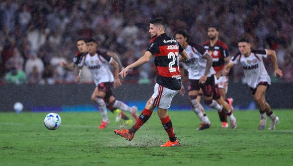 Jorginho mentre esegue e realizza il calcio di rigore che porta il Flamengo sul 2-1 contro il Lanus (Recopa Sudamericana, 27 febbraio)