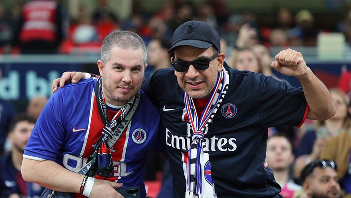 DOHA, QATAR - DECEMBER 17: Paris Saint-Germain fans pose for a photo prior to the FIFA Intercontinental Cup 2025 final match between Paris Saint-Germain and CR Flamengo at Ahmad Bin Ali Stadium on December 17, 2025 in Doha, Qatar. (Photo by Getty Images/Getty Images) Psg, tifosi festeggiano vicino alla Tour Eiffel: a processo 12 persone - immagine 1