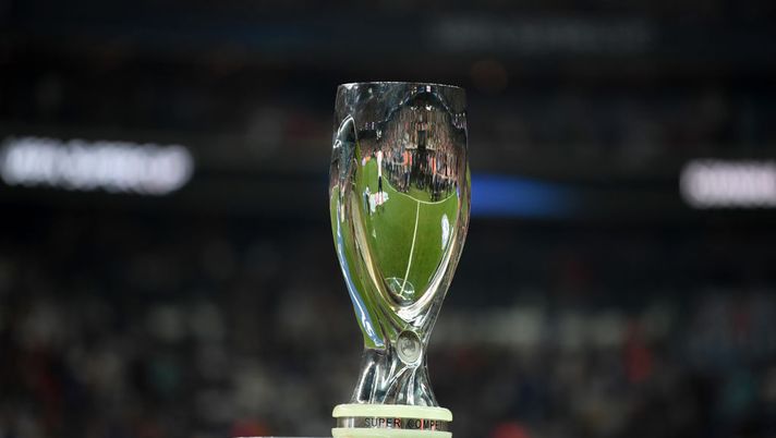ISTANBUL, TURKEY - AUGUST 14: The UEFA Super Cup trophy is seen prior to the UEFA Super Cup match between Liverpool and Chelsea at Vodafone Park on August 14, 2019 in Istanbul, Turkey. (Photo by Michael Regan/Getty Images) Supercoppa UEFA, sfida tra francesi ed inglesi: chi ha fatto meglio? - immagine 1