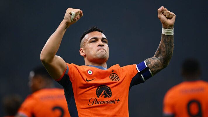MILAN, ITALY - FEBRUARY 16: Lautaro Martinez of FC Internazionale celebrates after scoring their team's second goal during the Serie A TIM match between FC Internazionale and US Salernitana - Serie A TIM at Stadio Giuseppe Meazza on February 16, 2024 in Milan, Italy. (Photo by Mattia Ozbot - Inter/Inter via Getty Images) Inzaghi ritrova Pavard e Lautaro e ha un solo dubbio di formazione: la probabile dell’Inter - immagine 1
