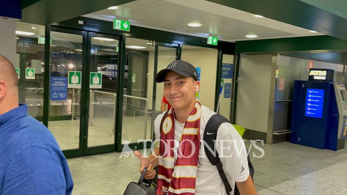 Emirhan Ilkhan al suo arrivo a Milano Malpensa Emirhan Ilkhan al suo arrivo a Milano Malpensa