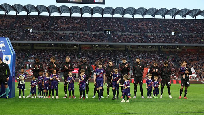 MILAN, ITALY - MAY 24:  Players of AC Milan attends with their children before the Serie A match between AC Milan and Monza at Stadio Giuseppe Meazza on May 24, 2025 in Milan, Italy. (Photo by Claudio Villa/AC Milan via Getty Images)  guardarsi negli occhi
