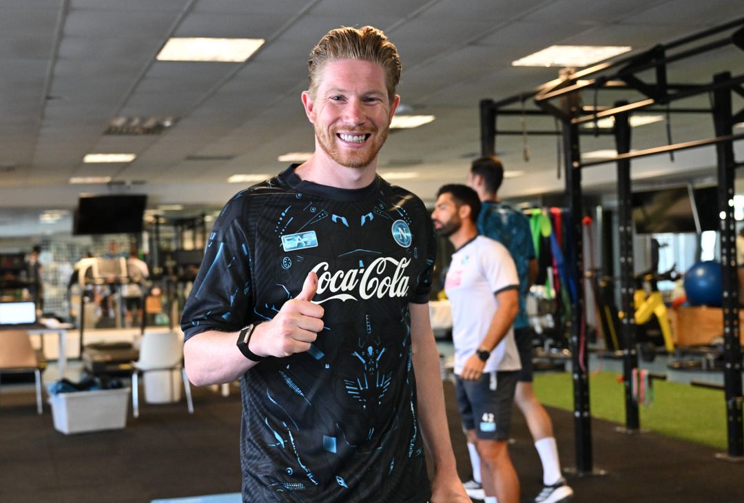 Dopo aver trascorso ieri la prima giornata napoletana, quest'oggi De Bruyne si è presentato a Castel Volturno per iniziare la nuova avventura col Napoli.