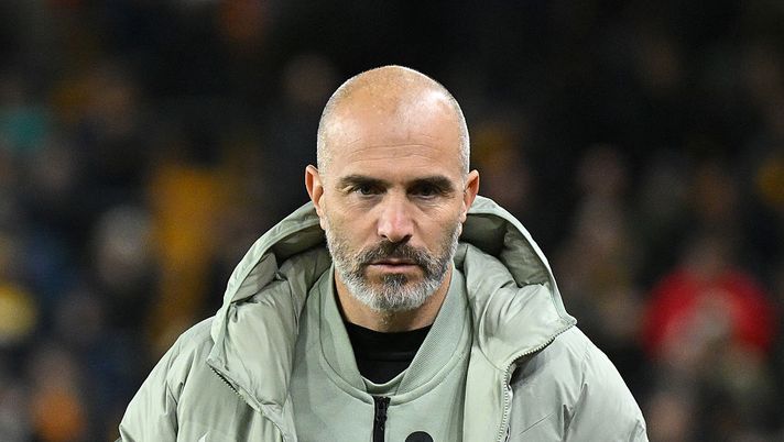 WOLVERHAMPTON, ENGLAND - OCTOBER 29: Enzo Maresca, Manager of Chelsea, looks on prior to the Carabao Cup Fourth Round match between Wolverhampton Wanderers and Chelsea at Molineux on October 29, 2025 in Wolverhampton, England. (Photo by Clive Mason/Getty Images) Tottenham-Chelsea: come finisce il Derby londinese secondo ChatGpt - immagine 1