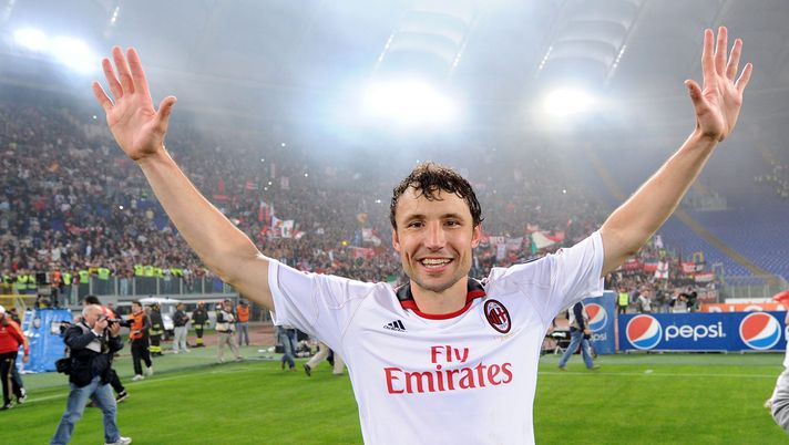 ROME, ITALY - MAY 07: Mark Van Bommel of Milan celebrates the victory after the Serie A match between AS Roma and AC Milan at Stadio Olimpico on May 7, 2011 in Rome, Italy. (Photo by Giuseppe Bellini/Getty Images)