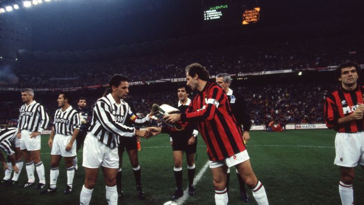 MILAN, ITALY - OCTOBER 24 : Juventus player Roberto Baggio during Milan - Juventus on October 24, 1993, in Milan, Italy. (Photo by Juventus FC - Archive/Juventus FC via Getty Images)  Inter, è sfida al Milan: un solo clean sheet li separa dal record rossonero del 1993 - immagine 1