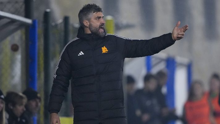 NARNI, ITALY - DECEMBER 13: Luca Rossettini head coach of AS Roma react during Women Serie A match between Ternana Women v AS Roma at Stadio Moreno Gubbiotti on December 13, 2025 in Narni, Italy. (Photo by Danilo Di Giovanni - AS Roma/AS Roma via Getty Images) Femminile, Rossettini: “Le ragazze se lo meritano. Bilancio oltre le aspettative” - immagine 1