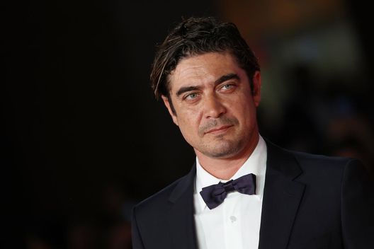 Riccardo Scamarcio: “Scena di sesso con la Bellucci? Sette ore a fingere un amplesso, poi…”  Riccardo Scamarcio: “Scena di sesso con la Bellucci? Sette ore a fingere un amplesso, poi…” - immagine 1