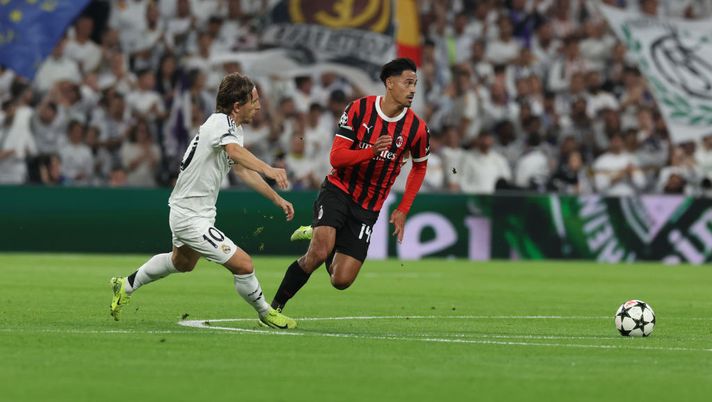 MADRID, SPAIN - NOVEMBER 05: Tijjani Reijnders (R) of AC Milan competes for the ball with Luka Modric of Real Madrid C.F. during the UEFA Champions League 2024/25 League Phase MD4 match between Real Madrid C.F. and AC Milan at Estadio Santiago Bernabeu on November 05, 2024 in Madrid, Spain. (Photo by Claudio Villa/AC Milan via Getty Images) milan-modric-theo-hernandez-molina-maignan-svilar-carnesecchi-milinkovic-savic-chevalier-calciomercato-aggiornamenti-oggi-schira-moretto-fabrizio-romano-video-youtube-news-ultima-ora