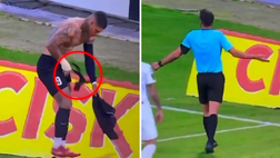 Si toglie la maglia ma è già ammonito: guardate che fa per ingannare l’arbitro