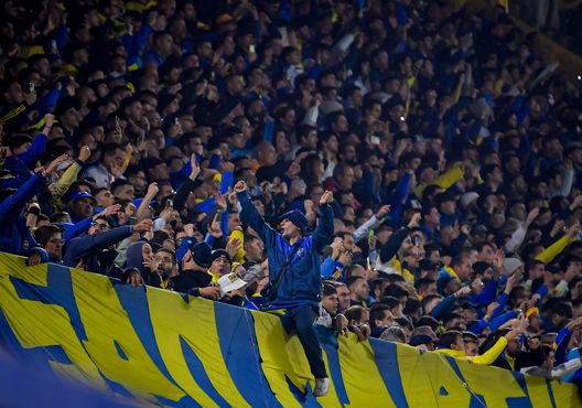 I tifosi del Boca Juniors durante la partita dei quarti di finale del Torneo Apertura Betano. (Foto di Marcelo Endelli/Getty Images) Boca Juniors eliminato dall’Independiente: la contestazione dei tifosi e la reazione di Riquelme- immagine 2