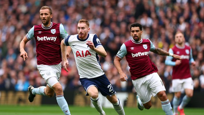 LONDON, ENGLAND - OCTOBER 19: Dejan Kulusevski of Tottenham Hotspur runs with the ball under pressure from Tomas Soucek and Lucas Paqueta of West Ham United during the Premier League match between Tottenham Hotspur FC and West Ham United FC at Tottenham Hotspur Stadium on October 19, 2024 in London, England. (Photo by Marc Atkins/Getty Images) Il West Ham sfida il Tottenham nel derby di Londra: le quote e il pronostico di DDD - immagine 1