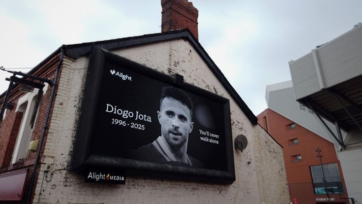 LIVERPOOL, ENGLAND - JULY 04: An LED billboard outside Anfield Stadium displays a tribute to Diogo Jota on July 04, 2025 in Liverpool, England. The current Liverpool player and Portugal international Diogo Jota, 28, was killed in a car crash yesterday in Zamora, Spain. He was travelling in a Lamborghini with his younger brother Andre Silva, who also died, returning to the UK for the start of the Premier League season, when the car crashed after a tyre blowout while overtaking a car. Jota leaves behind his wife of two weeks, Rute, and their three young children. (Photo by Christopher Furlong/Getty Images) Mondiale per Club, disposto minuto di silenzio prima dei quarti per Diogo Jota - immagine 1