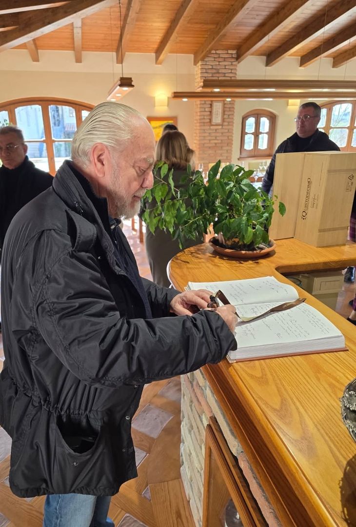 All'indomani del successo esterno col Genoa, giunto in extremis con il risultato di 2-3, Aurelio De Laurentiis, presidente del Napoli, si è recato assieme alla moglie Jacqueline a Mirabella Eclano, piccolo comune in provincia di Avellino, laddove ha visitato il vigneto locale, con tanto di degustazione di vini. Di seguito le foto pubblicate su Instagram dall'admin dell'account ufficiale del vigneto irpino.