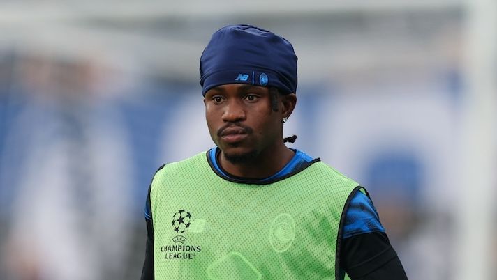 BERGAMO, ITALY - SEPTEMBER 30: Ademola Lookman of Atalanta warms up prior to the UEFA Champions League 2025/26 League Phase MD2 match between Atalanta BC and Club Brugge KV at Stadio di Bergamo on September 30, 2025 in Bergamo, Italy. (Photo by Timothy Rogers/Getty Images) Lookman-Atalanta, ‘pace’ fatta anche sui social: tornano tutte le foto che aveva nascosto in estate - immagine 1