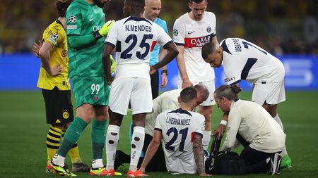 DORTMUND, GERMANY - MAY 01: Lucas Hernandez of Paris Saint-Germain receives medical treatment after suffering an injury during the UEFA Champions League semi-final first leg match between Borussia Dortmund and Paris Saint-Germain at Signal Iduna Park on May 01, 2024 in Dortmund, Germany. (Photo by Alex Grimm/Getty Images) Lucas Hernandez infortunio Borussia Dortmund Psg