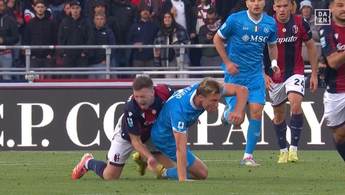 Bologna-Napoli, incredibile rosso non dato a Hojlund. Marelli: “Volontà di colpire c’è tutta” Bologna-Napoli, incredibile rosso non dato a Hojlund. Marelli: “Volontà di colpire c’è tutta” - immagine 1