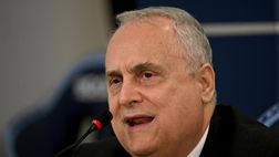Lazio, il falconiere resta a Formello perché ci abita. Lotito sbuffa: “Ancora…”