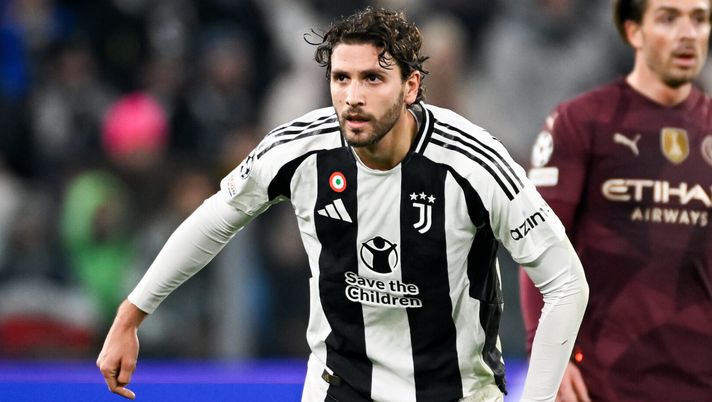 TURIN, ITALY - DECEMBER 11: Manuel Locatelli of Juventus in action during the UEFA Champions League 2024/25 League Phase MD6 match between Juventus and Manchester City at Juventus Stadium on December 11, 2024 in Turin, Italy. (Photo by Daniele Badolato - Juventus FC/Juventus FC via Getty Images) Locatelli: “Abbiamo fatto un’impresa, ce lo meritiamo. Buttati via dei punti in campionato” - immagine 1