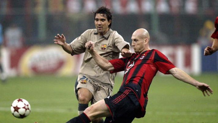 MILAN, ITALY - OCTOBER 20:    Fussball: Champions League 04/05, Mailand; AC Mailand - FC Barcelona 1:0; v.l.: DECO / Barcelona, Jaap STAM / Milan 20.10.04.  (Photo by Sandra Behne/Bongarts/Getty Images)  Coppe europee, ultimi 20 anni: il Milan a San Siro ha battuto solo i catalani - immagine 1