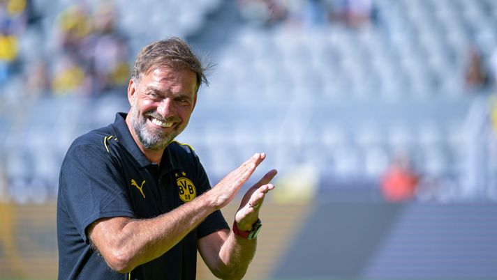 DORTMUND, GERMANY - SEPTEMBER 7: Juergen Klopp reacts prior to the Farewell match (so-called : Abschiedszczspiel) for Jakub Blaszczykowski and Lukasz Piszczek at Signal Iduna Park on September 7, 2024 in Dortmund, Germany. (Photo by Sascha Schuermann/Getty Images) Klopp-Roma, le smentite non bastano: crolla la quota del suo arrivo - immagine 1