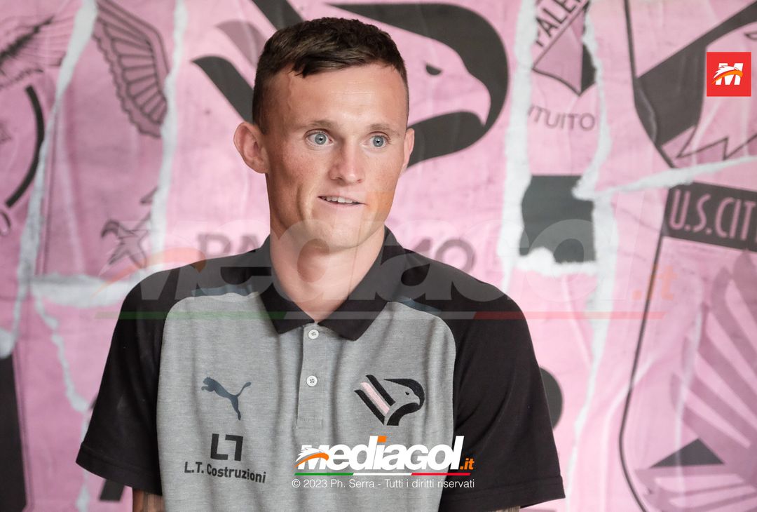 FOTO PALERMO Liam Henderson incontra i tifosi allo Store Ufficiale