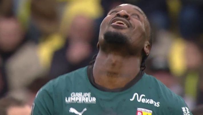 Nzola shock in Nantes-Lens: pallonata all’arbitro e rischio maxi-squalifica - immagine 1