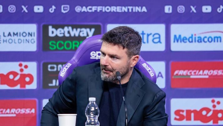 GERMOGLI PH: 15 GENNAIO 2026 BAGNO A RIPOLI VIOLA PARK PRESENTAZIONE NUOVI GIOCATORI DELLA FIORENTINA MANOR SOLOMON E MARCO BRESCIANINI NELLA FOTO ROBERTO GORETTI Missione portoghese per Goretti. Due giovani talenti messi nel mirino - immagine 1