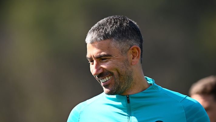 COMO, ITALY - MARCH 23: Aleksandar Kolarov of FC Internazionale looks on during the FC Internazionale training session at the club's training ground Suning Training Center at Appiano Gentile on March 23, 2022 in Como, Italy. (Photo by Mattia Ozbot - Inter/Inter via Getty Images) Salernitana, Kolarov nuovo direttore sportivo: lavorerà con il dg Walter Sabatini - immagine 1