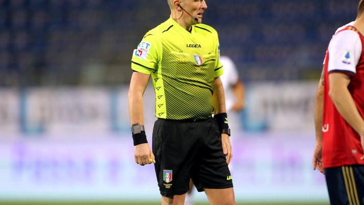 CAGLIARI, ITALY - FEBRUARY 19: The refree looks on during the Serie A match between Cagliari Calcio and Torino FC at Sardegna Arena on February 19, 2021 in Cagliari, Italy. (Photo by Enrico Locci/Getty Images) Cagliari-Torino 0-1, il tabellino: cinque ammoniti. Nessun diffidato granata - immagine 1